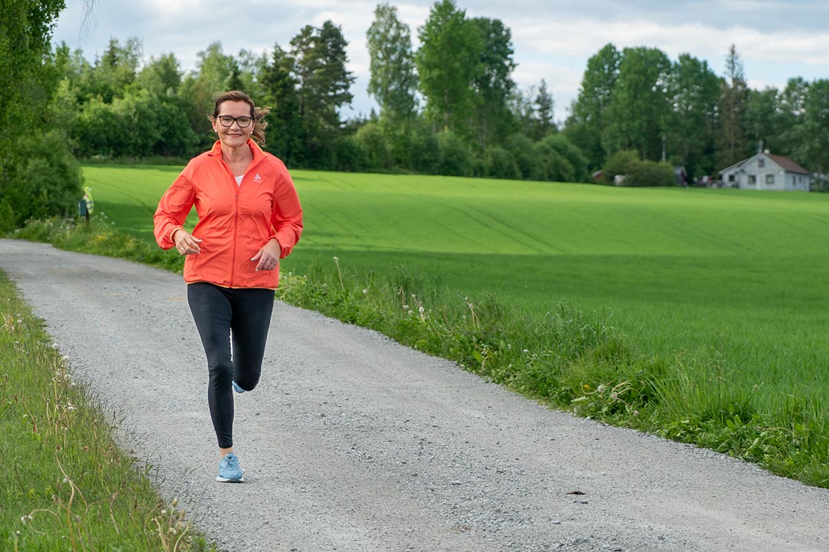 Unni løper i skogen ved småbruket sitt